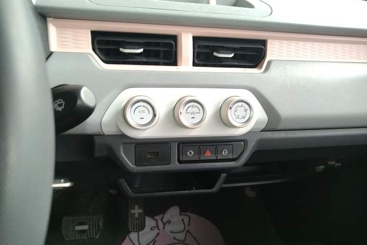 Used Chery QQ Ice Cream 2022 120km Conical Shape Lithium Iron Phosphate Audio And AC Panel