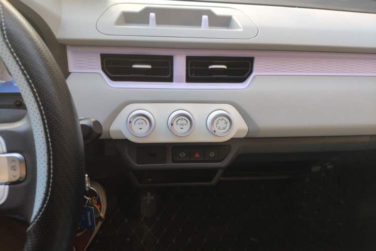 Used Chery QQ Ice Cream 2022 170km Sundae Phosphate Lithium-Ion Audio And AC Panel
