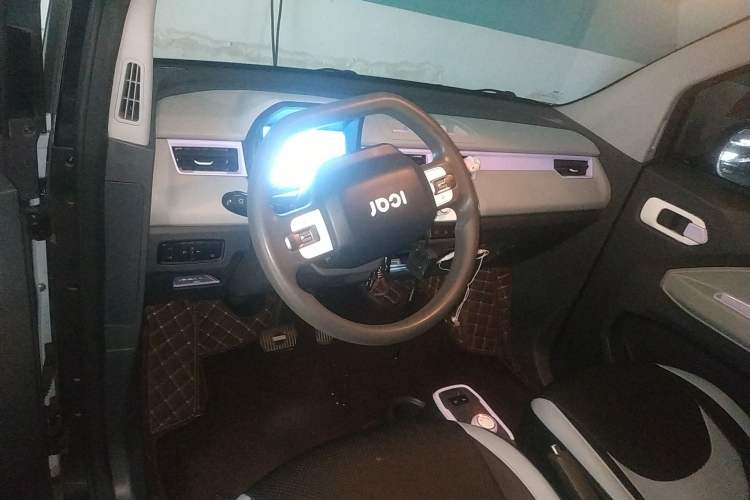 Used Chery QQ Ice Cream 2022 170km Sundae Phosphate Lithium-Ion Center Console