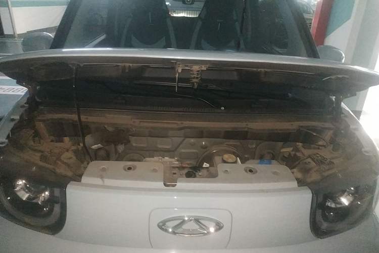 Used Chery QQ Ice Cream 2022 170km Sundae Phosphate Lithium-Ion Engine Bay