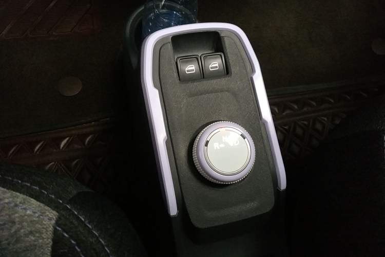 Used Chery QQ Ice Cream 2022 170km Sundae Phosphate Lithium-Ion Gear Lever