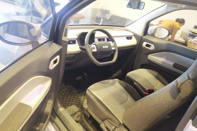 Used Chery QQ Ice Cream 2022 170km Sundae Phosphate Lithium-Ion Interior 2