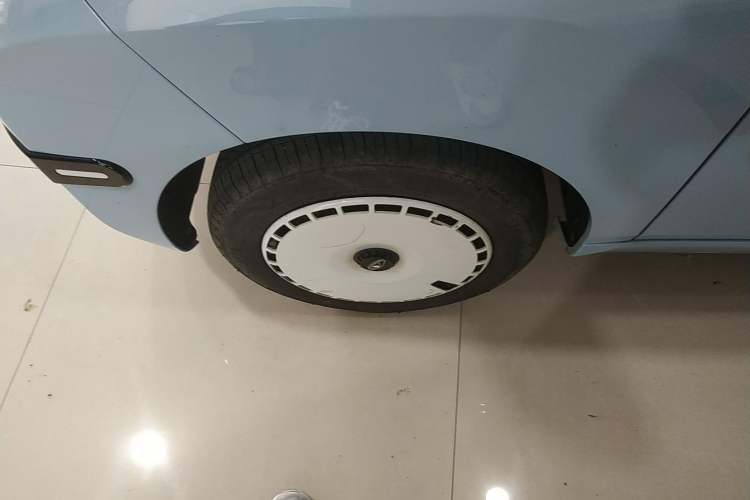 Used Chery QQ Ice Cream 2022 120km Milkshake Phosphate Lithium-Iron Left Front Wheel Hub