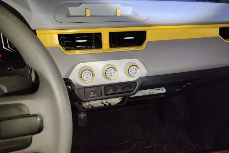 Used Chery QQ Ice Cream 2022 120km Milkshake Phosphate Lithium-Iron Audio And AC Panel