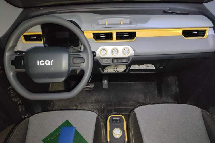 Used Chery QQ Ice Cream 2022 120km Milkshake Phosphate Lithium-Iron Center Console