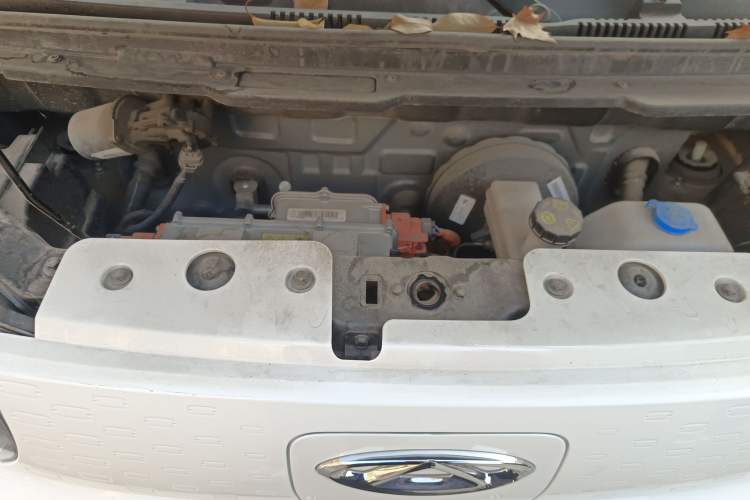 Used Chery QQ Ice Cream 2022 170km Sundae Phosphate Lithium-Ion Engine Bay