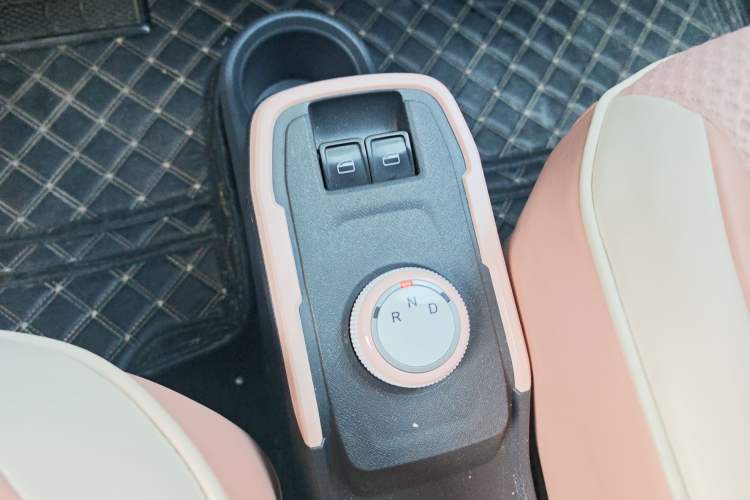 Used Chery QQ Ice Cream 2022 170km Sundae Phosphate Lithium-Ion Gear Lever