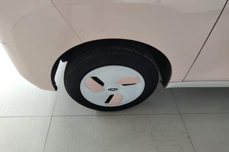 Used Chery QQ Ice Cream 2022 120km Conical Shape Lithium Iron Phosphate Exterior 4