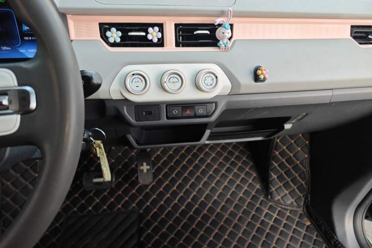 Used Chery QQ Ice Cream 2022 170km Sundae Phosphate Lithium-Ion Audio And AC Panel