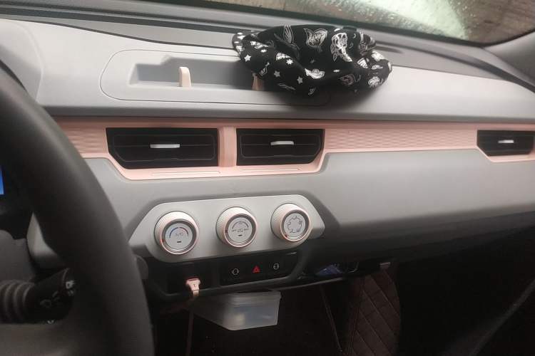 Used Chery QQ Ice Cream 2022 170km Sundae Phosphate Lithium-Ion Audio And AC Panel