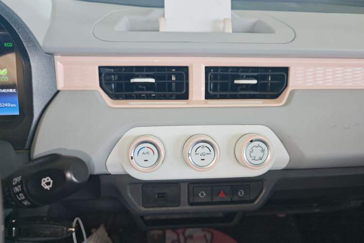 Used Chery QQ Ice Cream 2022 170km Sundae Phosphate Lithium-Ion Audio And AC Panel