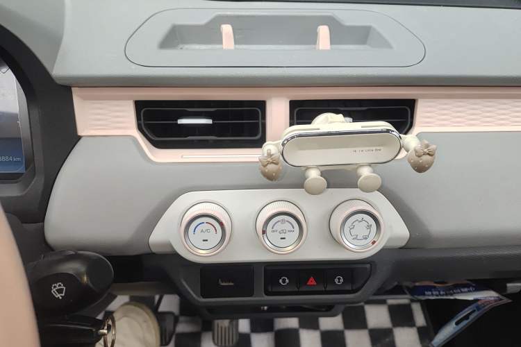 Used Chery QQ Ice Cream 2022 120km Conical Shape Lithium Iron Phosphate Audio And AC Panel