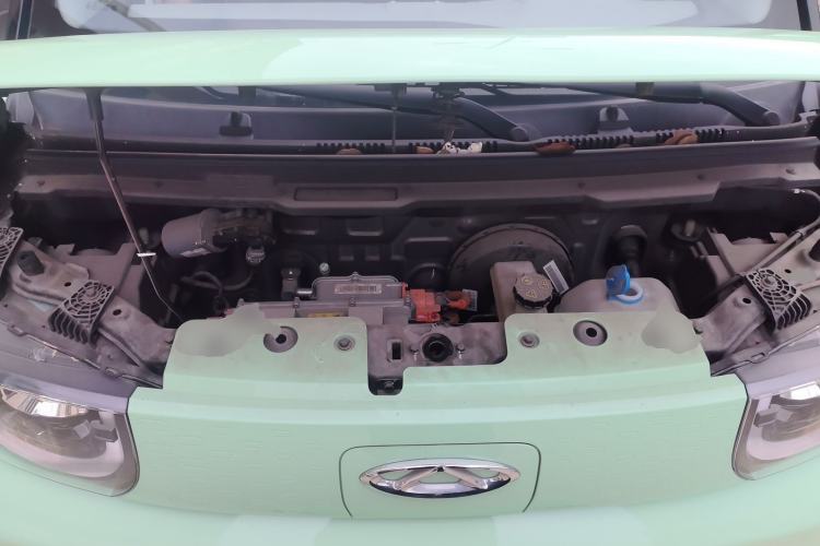 Used Chery QQ Ice Cream 2022 170km Sundae Phosphate Lithium-Ion Engine Bay