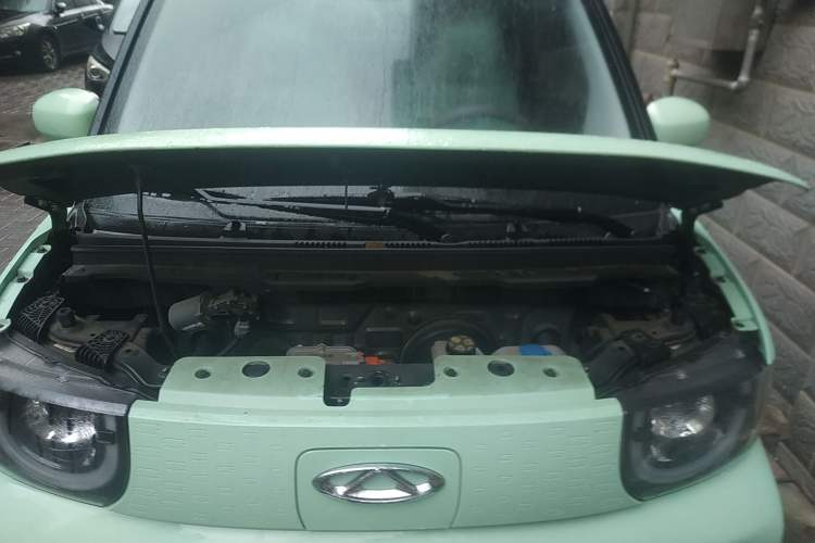 Used Chery QQ Ice Cream 2022 170km Sundae Phosphate Lithium-Ion Engine Bay