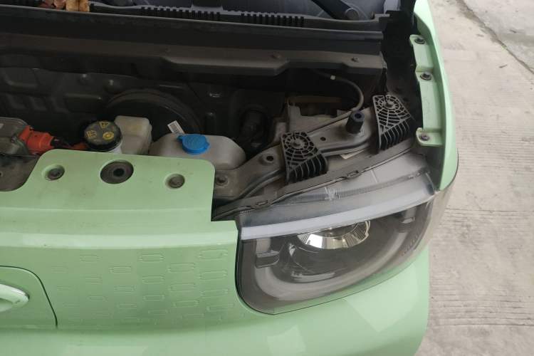 Used Chery QQ Ice Cream 2022 170km Sundae Phosphate Lithium-Ion Engine Bay Left