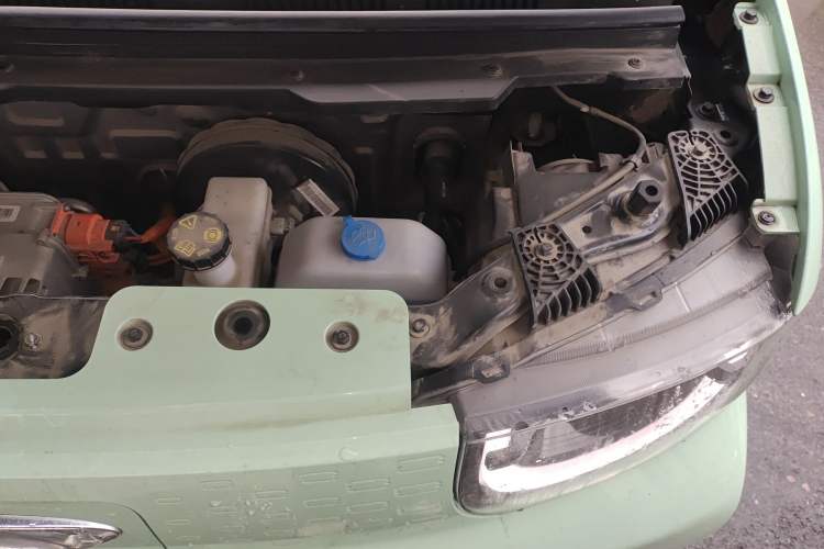 Used Chery QQ Ice Cream 2022 120km Conical Shape Lithium Iron Phosphate Engine Bay Left