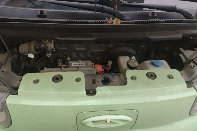 Used Chery QQ Ice Cream 2022 170km Sundae Phosphate Lithium-Ion Engine Bay