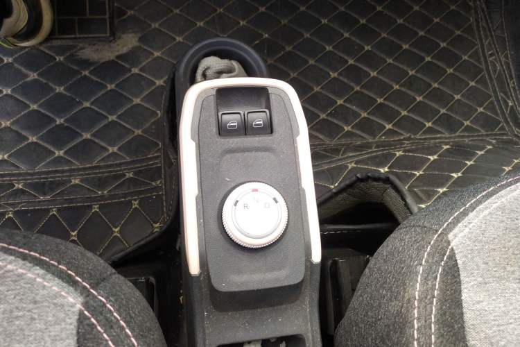 Used Chery QQ Ice Cream 2022 170km Sundae Phosphate Lithium-Ion Gear Lever