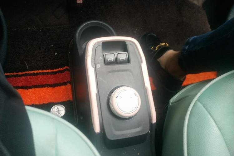 Used Chery QQ Ice Cream 2022 170km Sundae Phosphate Lithium-Ion Gear Lever