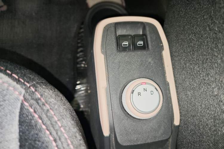 Used Chery QQ Ice Cream 2022 170km Sundae Phosphate Lithium-Ion Gear Lever