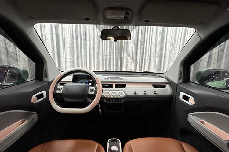Used Chery QQ Ice Cream 2022 120km Conical Shape Lithium Iron Phosphate Interior 2
