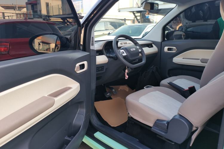 Used Chery QQ Ice Cream 2022 120km Conical Shape Lithium Iron Phosphate Interior 3