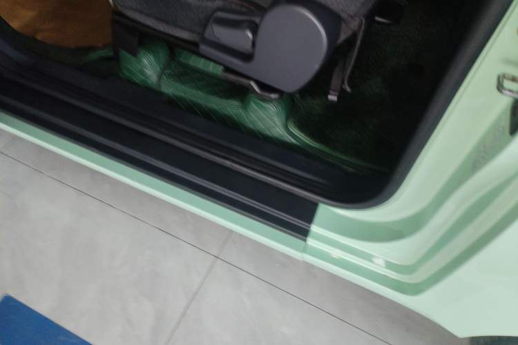 Used Chery QQ Ice Cream 2022 120km Conical Shape Lithium Iron Phosphate Left Side Sill