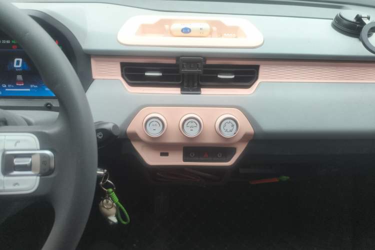 Used Chery QQ Ice Cream 2022 120km Conical Shape Lithium Iron Phosphate Audio And AC Panel