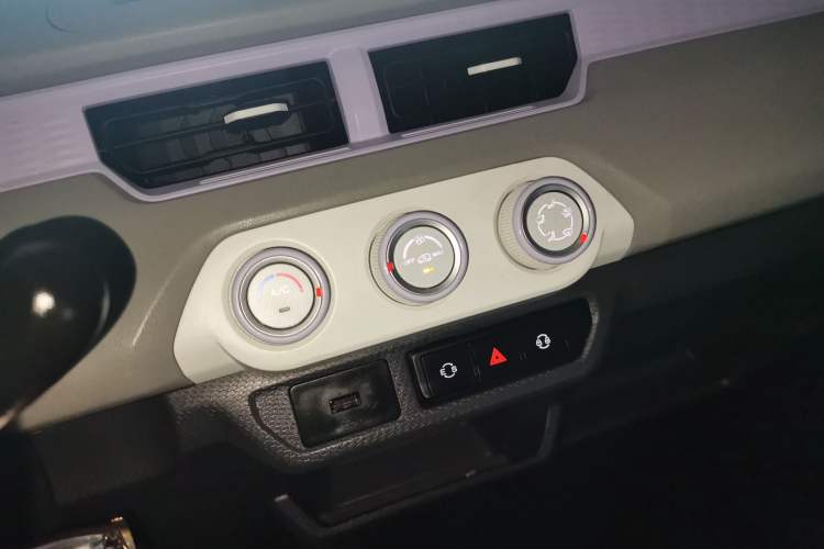 Used Chery QQ Ice Cream 2022 170km Sundae Phosphate Lithium-Ion Audio And AC Panel