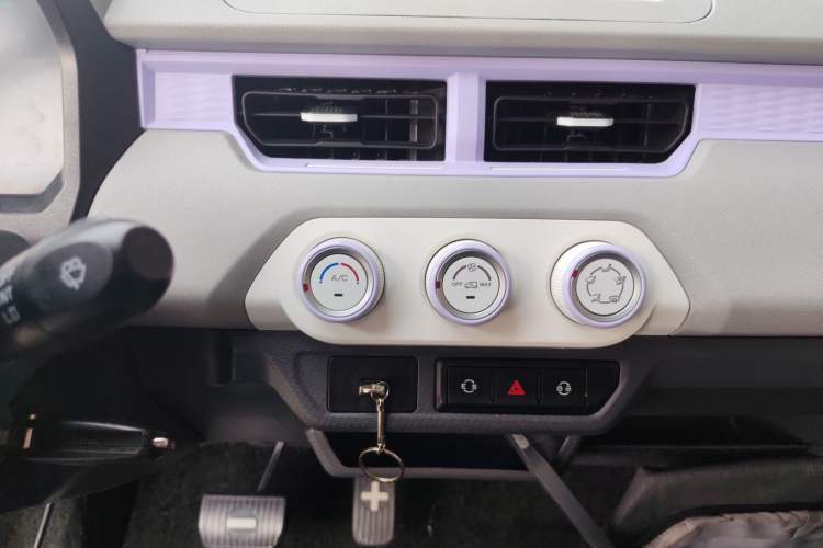 Used Chery QQ Ice Cream 2022 170km Sundae Phosphate Lithium-Ion Audio And AC Panel