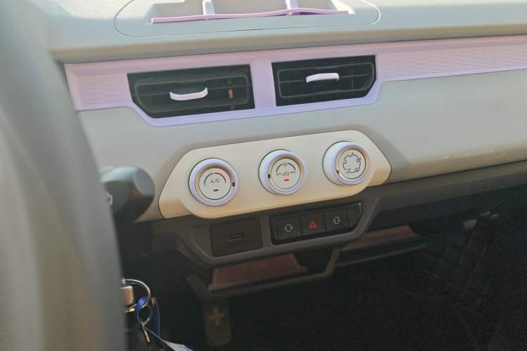 Used Chery QQ Ice Cream 2022 170km Sundae Phosphate Lithium-Ion Audio And AC Panel