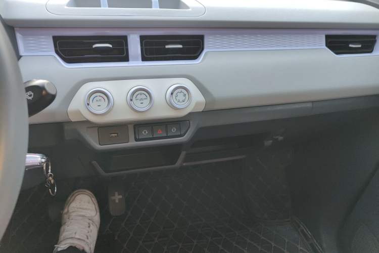 Used Chery QQ Ice Cream 2022 170km Sundae Phosphate Lithium-Ion Audio And AC Panel