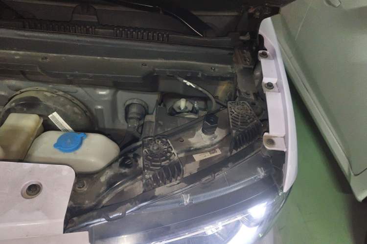 Used Chery QQ Ice Cream 2022 120km Conical Shape Lithium Iron Phosphate Engine Bay Left
