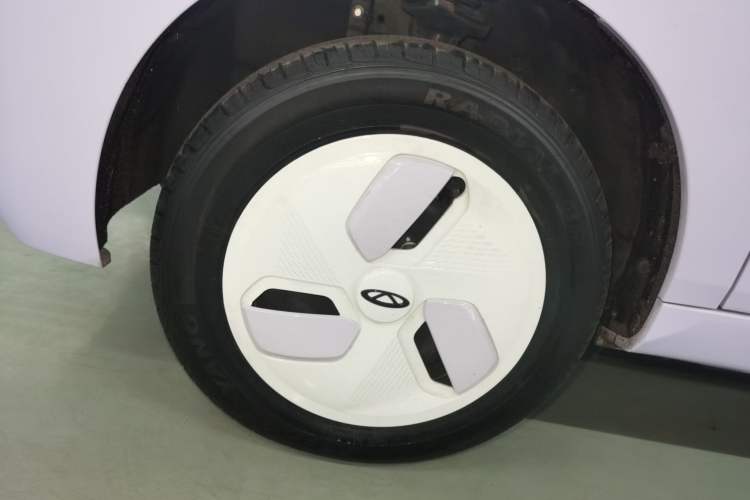 Used Chery QQ Ice Cream 2022 120km Conical Shape Lithium Iron Phosphate Exterior 4