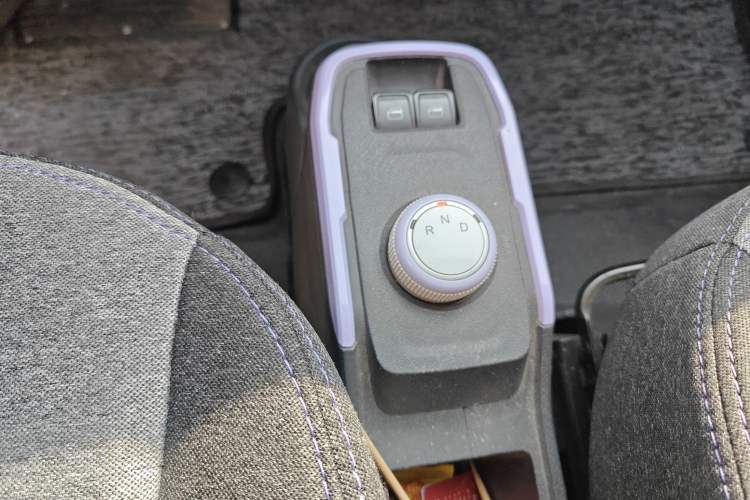 Used Chery QQ Ice Cream 2022 170km Sundae Phosphate Lithium-Ion Gear Lever