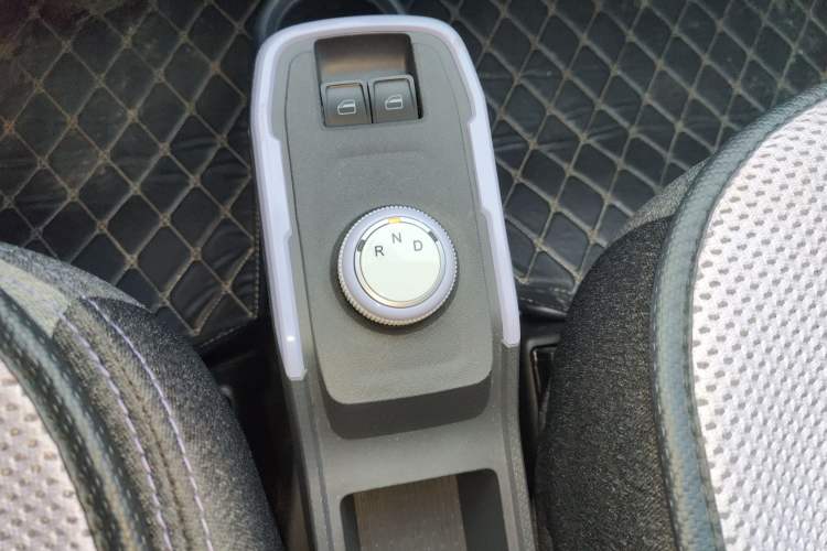Used Chery QQ Ice Cream 2022 170km Sundae Phosphate Lithium-Ion Gear Lever