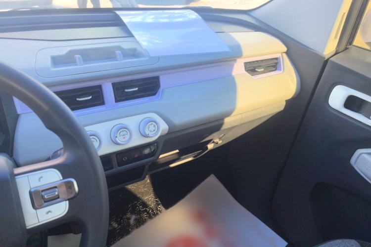 Used Chery QQ Ice Cream 2022 170km Sundae Phosphate Lithium-Ion Interior 3