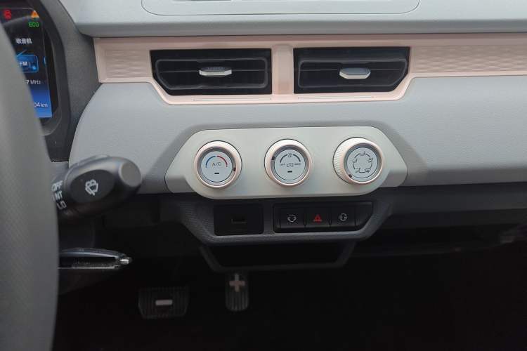 Used Chery QQ Ice Cream 2022 170km Sundae Phosphate Lithium-Ion Audio And AC Panel