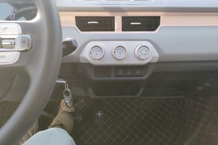 Used Chery QQ Ice Cream 2022 170km Sundae Phosphate Lithium-Ion Audio And AC Panel