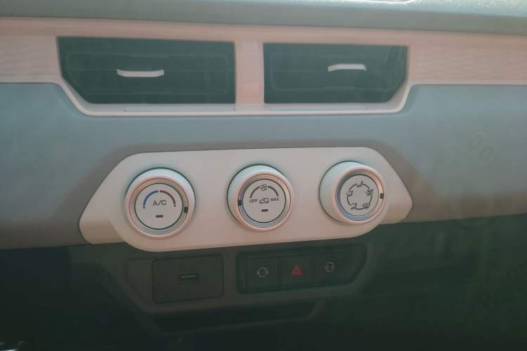 Used Chery QQ Ice Cream 2022 170km Sundae Phosphate Lithium-Ion Audio And AC Panel
