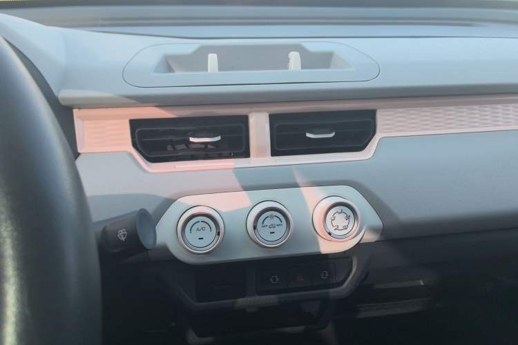 Used Chery QQ Ice Cream 2022 170km Sundae Phosphate Lithium-Ion Audio And AC Panel