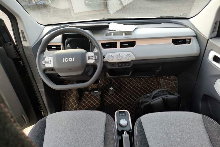 Used Chery QQ Ice Cream 2022 170km Sundae Phosphate Lithium-Ion Center Console