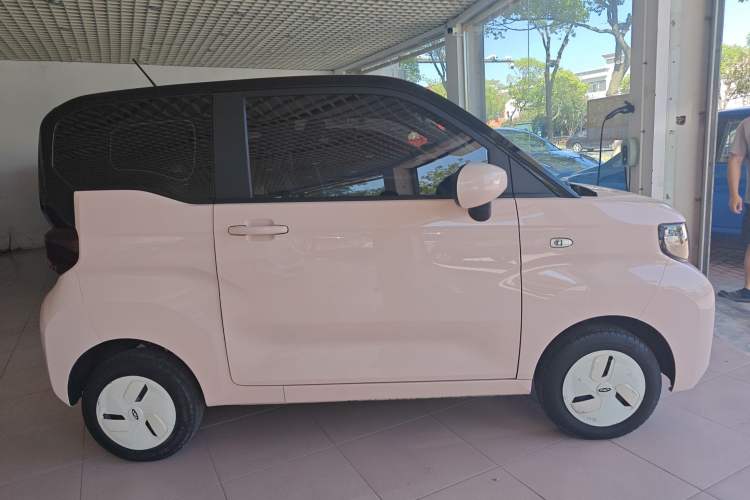 Used Chery QQ Ice Cream 2022 120km Milkshake Phosphate Lithium-Iron Exterior 2