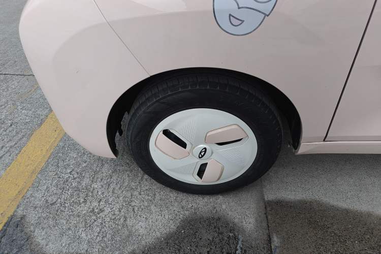 Used Chery QQ Ice Cream 2022 170km Sundae Phosphate Lithium-Ion Exterior 4