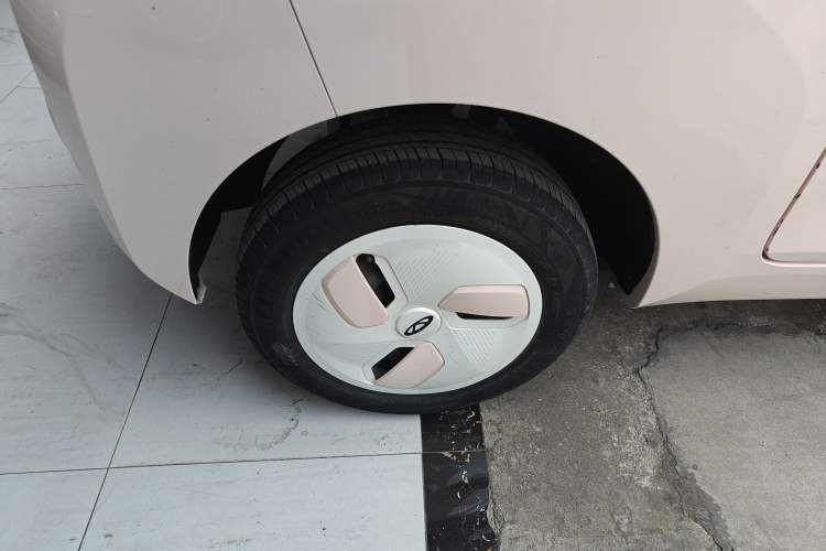 Used Chery QQ Ice Cream 2022 170km Sundae Phosphate Lithium-Ion Exterior 5