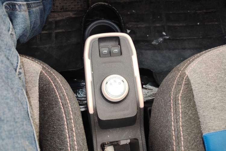 Used Chery QQ Ice Cream 2022 170km Sundae Phosphate Lithium-Ion Gear Lever