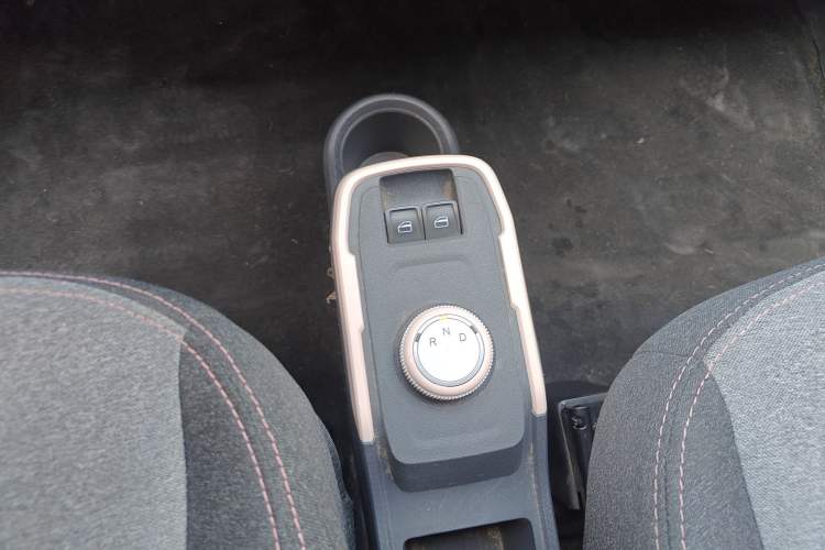 Used Chery QQ Ice Cream 2022 170km Sundae Phosphate Lithium-Ion Gear Lever