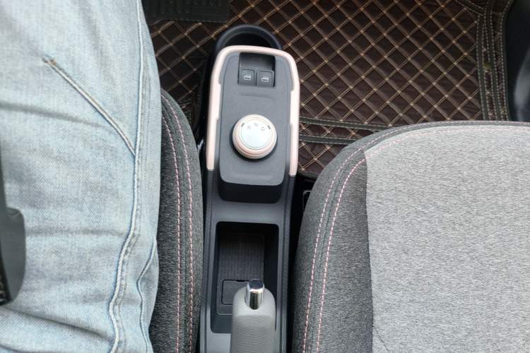 Used Chery QQ Ice Cream 2022 170km Sundae Phosphate Lithium-Ion Gear Lever