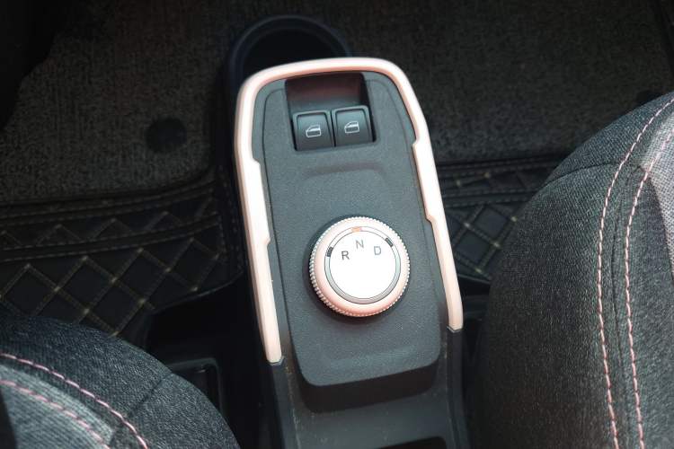 Used Chery QQ Ice Cream 2022 170km Sundae Phosphate Lithium-Ion Gear Lever
