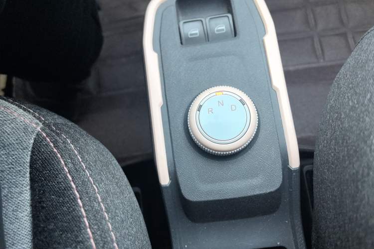 Used Chery QQ Ice Cream 2022 170km Sundae Phosphate Lithium-Ion Gear Lever